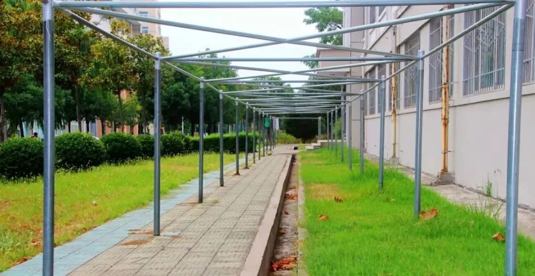 信阳师范学院东门3增加了快递取件的安全性并且使用身份码取件使得