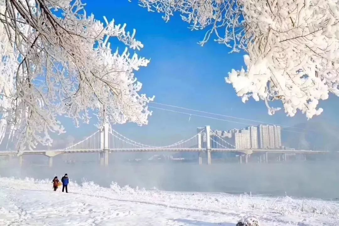 吉林市江边"长枪短炮扫射" 魔幻场面如大片上映