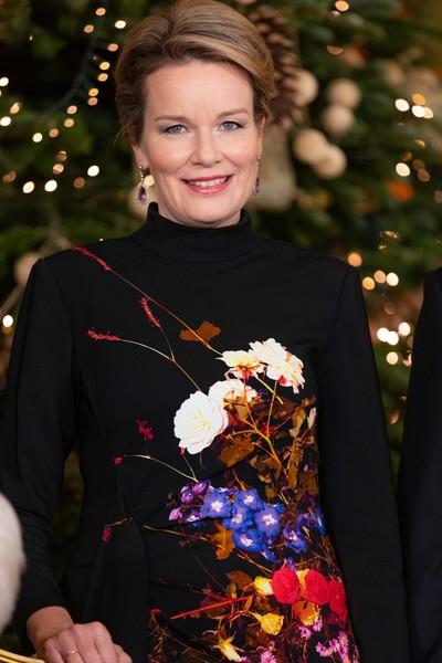 玛蒂尔德王后这次身穿一袭黑色长裙,上面点缀着好几种颜色的小花,驾驭