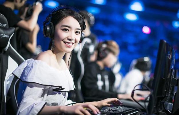 余霜成为第二名登上sbj-teo封面的电竞女主持_上海