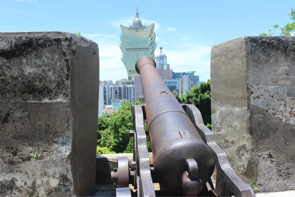 大炮台又名圣保禄炮台,中央炮台或大三巴炮台.