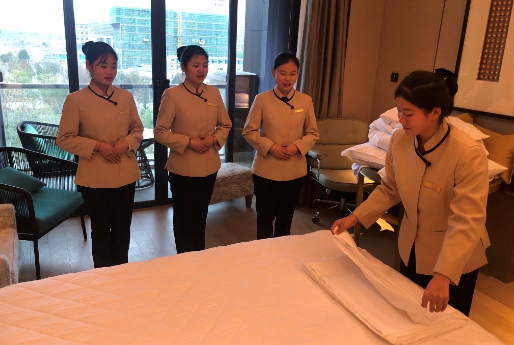 服务用语,形体展示等方面,详细介绍了酒店服务人员仪容仪表,站姿坐姿