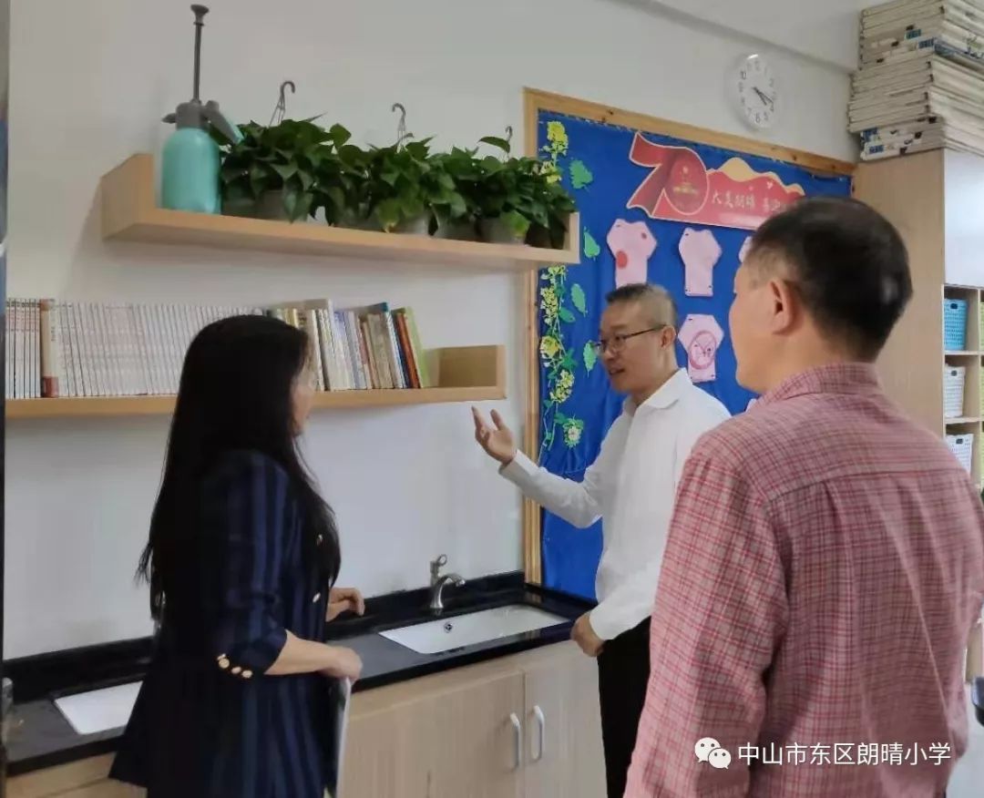 在朗晴小学郑凤姚校长的陪同下,郭主任一行实地查看了该校的校园环境