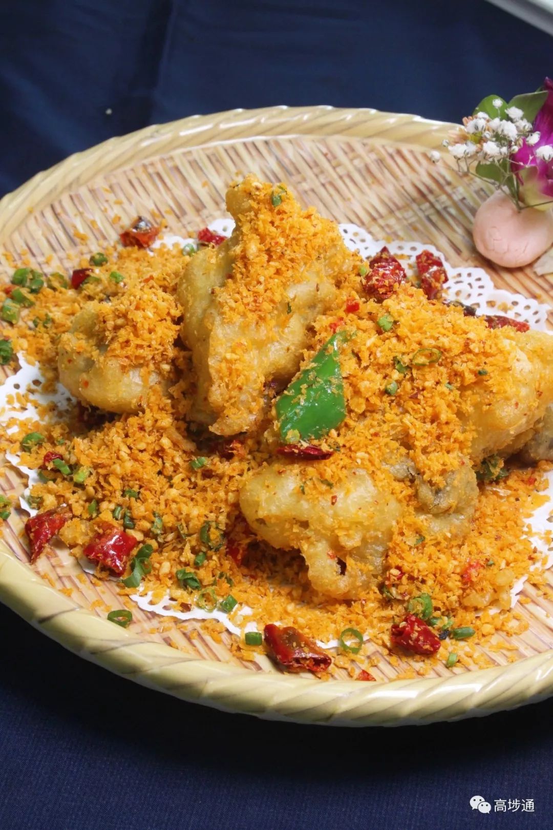 焦香四溢的避风塘生蚝,带着微微的辣,以及 特有的咸香,十分下饭.