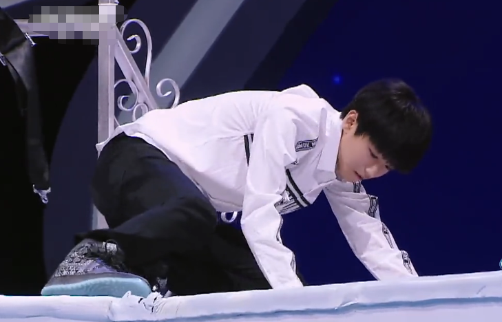 原创"转圈"事件,王俊凯晕倒掉入海绵圈,看他反应粉丝捂嘴含泪!