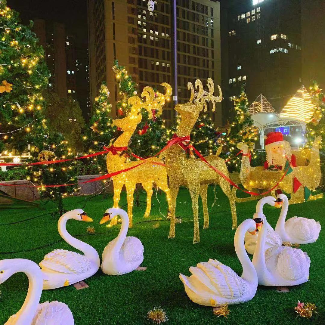 不管是外广场的主题圣诞树集群布景,还是灌木丛驯鹿和雪花亮化景观.