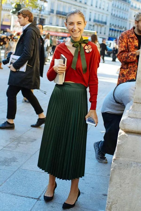 哪怕要选择大片的红绿搭配,只要  亮度和饱和度降下来,就很复古▼