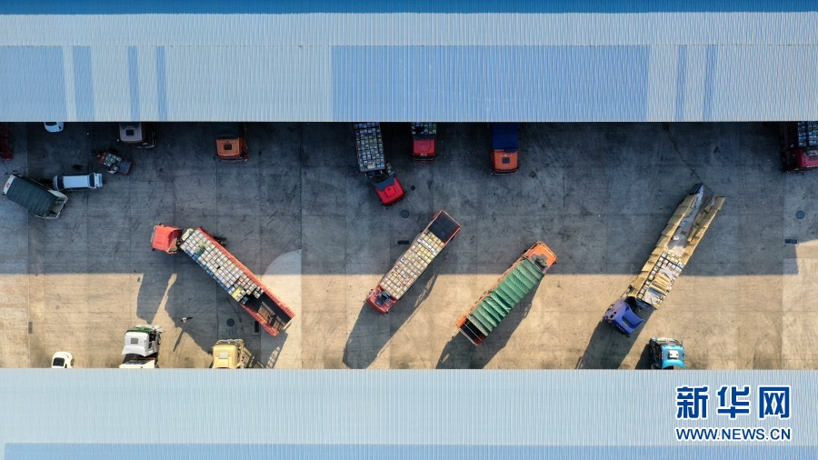 在中国—东盟自由贸易区凭祥物流园内,大卡车在运送水果.(无人机航拍)