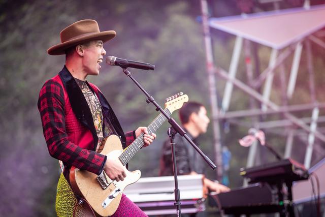 手指灵动,上下翻飞的键盘手就是号称"六指琴魔"的杨策;再加上一个默默