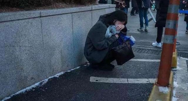 那天,送别金钟铉的粉丝队伍有两公里长,台湾的粉丝们在101大楼屏幕上