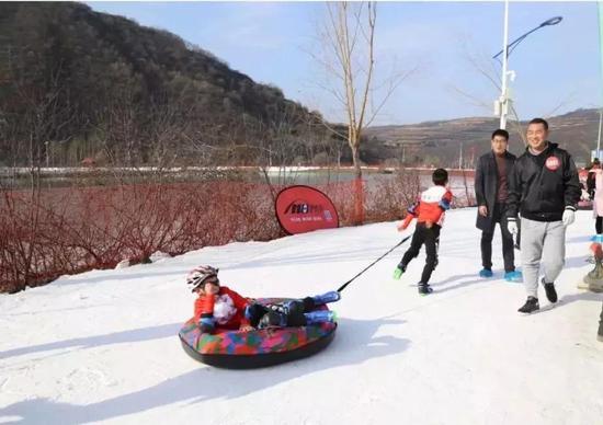 黄龙各单位职工组成的运动员,在这洁白的冰雪世界里开展了趣味运动会
