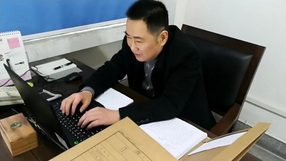 办公室里一个个忙碌的身影,法官们忙着查阅卷宗,撰写判决书,讨论案件