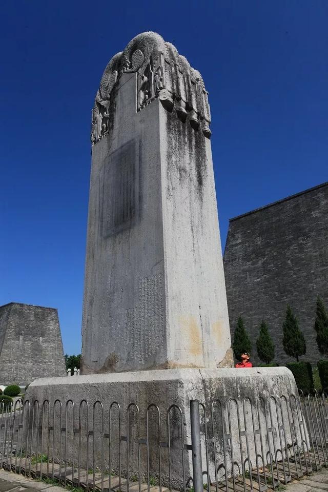 茂陵东1公里处,有卫青墓,遥望如一小山,冢象庐山;右有霍去病墓,冢象