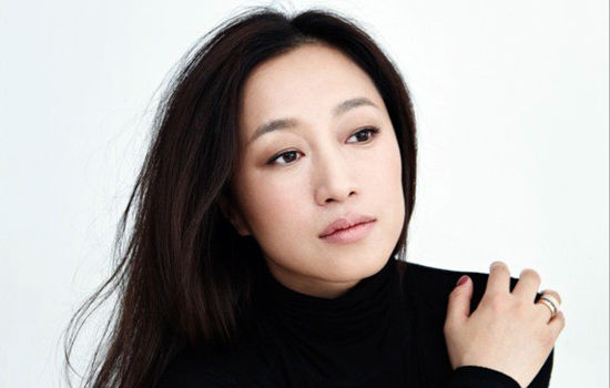 曾是当红歌星,和赵本山演夫妻被批,隐退成画家,48岁依然单身_艾敬