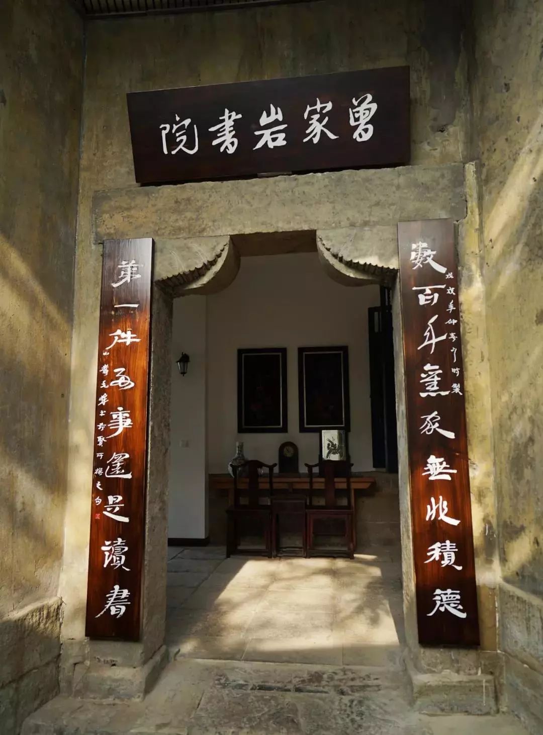 走在书院外廊向外看,便能发现书院与繁华的北滨路仅一江之隔.