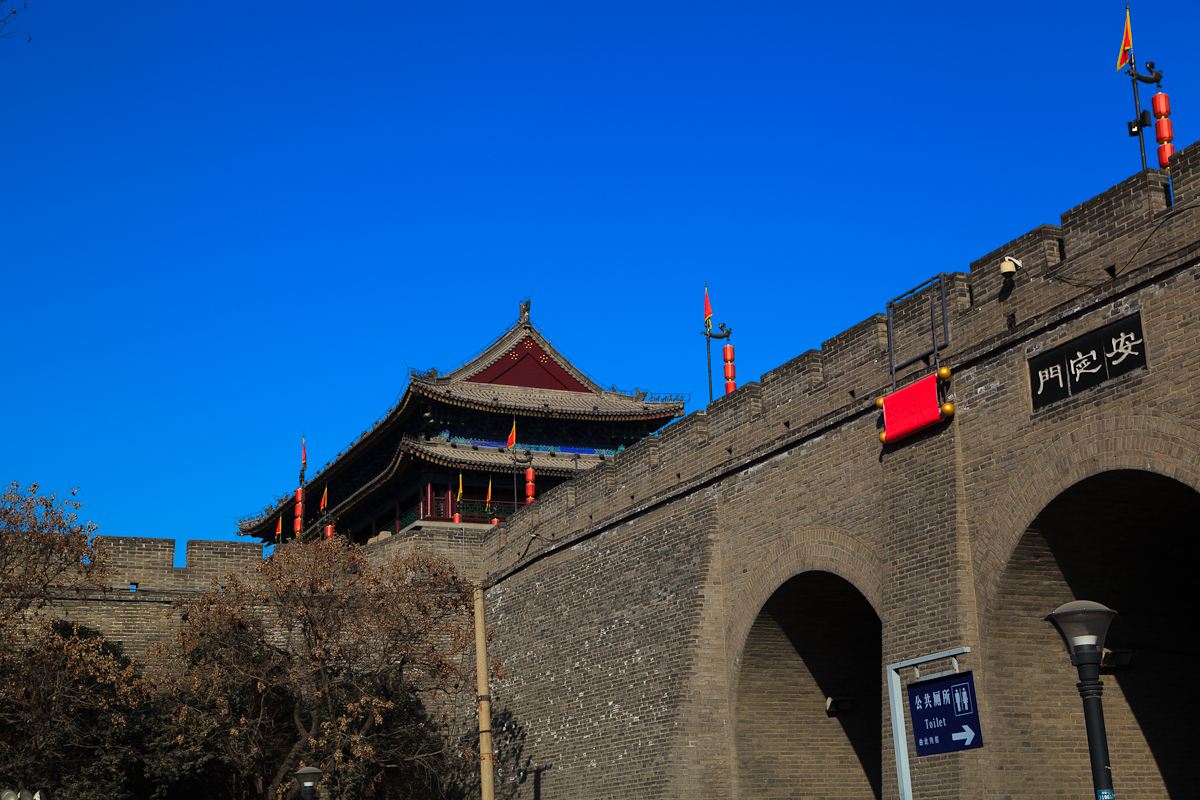 北京好像倒有个安定门,西安也有,但都在千里之外啊等等,安定门?