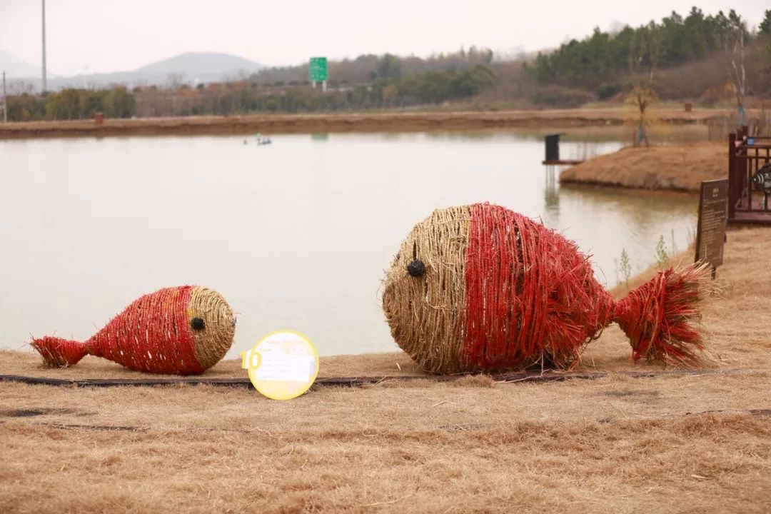 活动现场所有稻草景观的取材都是旧物再利用,骨架用木料,竹料或钢丝