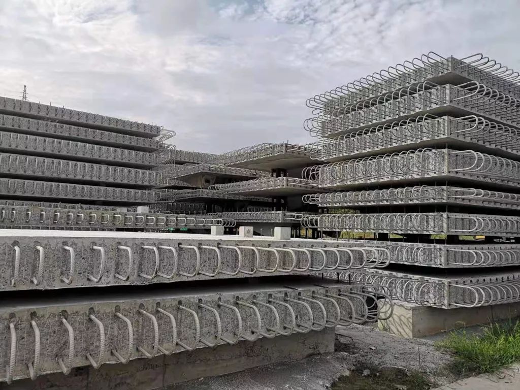 项目部冷家河坝互通k主线桥左幅第46~49孔(第15联)桥面铺装浇筑混凝土