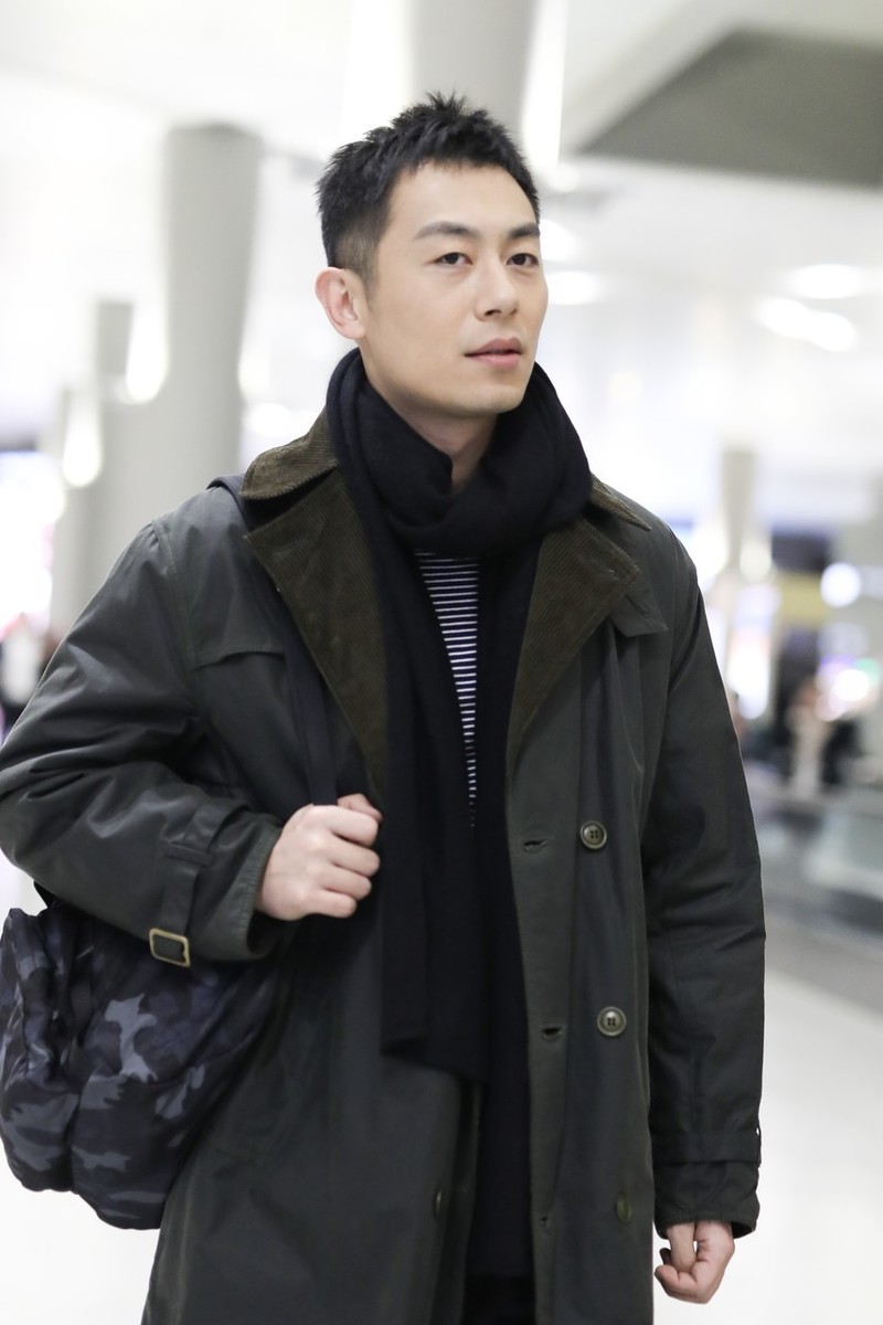 朱亚文轻松走机场复古海魂衫穿出少年感满屏都是荷尔蒙