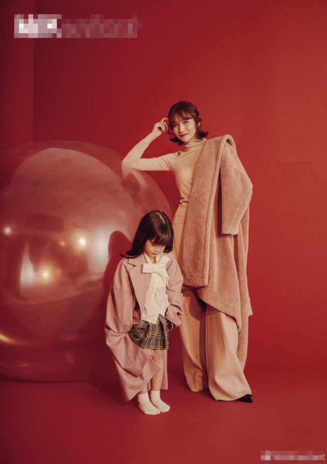 杨烁妻子携儿女拍写真大片全家高颜值哥像王子妹像洋娃娃