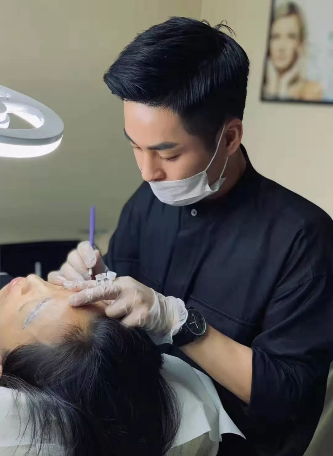 他们更像是纹绣艺术家,对于美具有极高的敏感度,每一笔都像对待艺术品