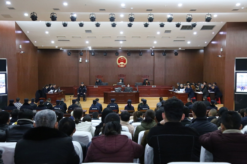 明光市人民检察院提起公诉的朱某某戴某某等13人涉黑案开庭