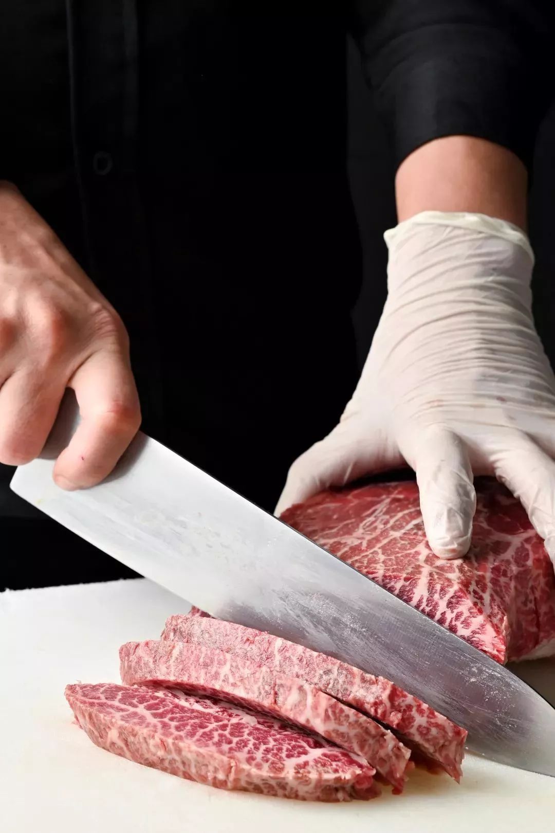 烤熟开膛破肚,嫩白肥美的虾肉呼之欲出,带点微微的炭烧味特别香,蘸点