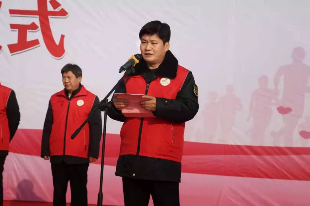 (王官庄镇志愿服务队队长杨东升同志作表态发言)县长韩恺作动员讲话.