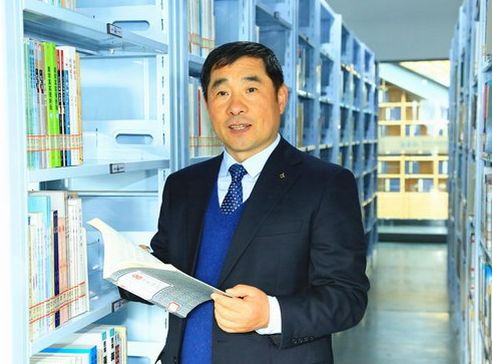 马军院士在哈工大图书馆马军,哈尔滨工业大学教授.