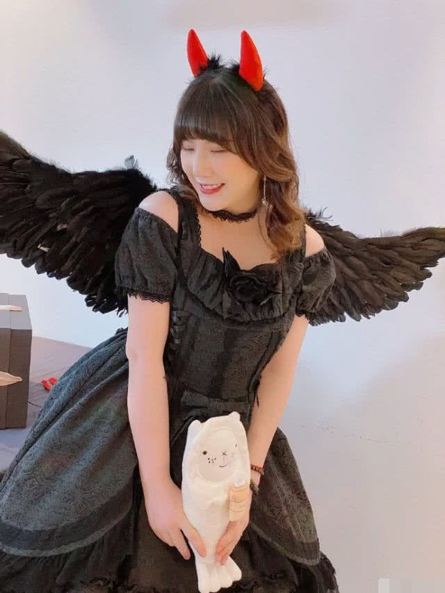 原创马剑越产后首晒全身,产后50天与孕前只差十斤,但腰身依旧很肉感