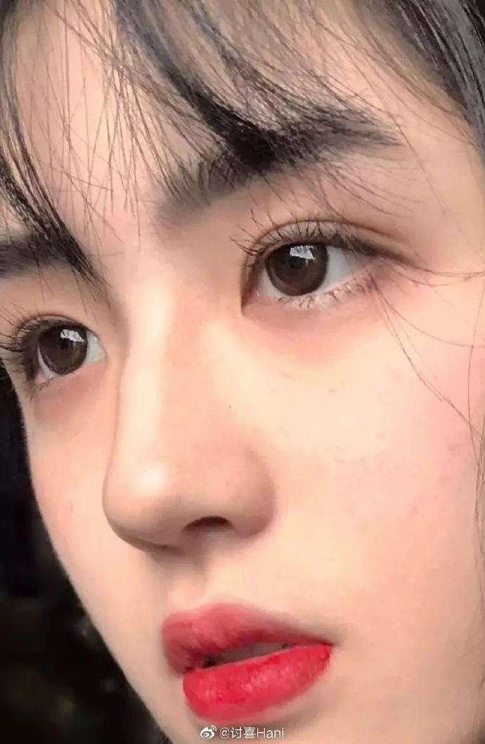 原创割了个双眼皮就美出圈的网红竟然比晚晚还玻璃心
