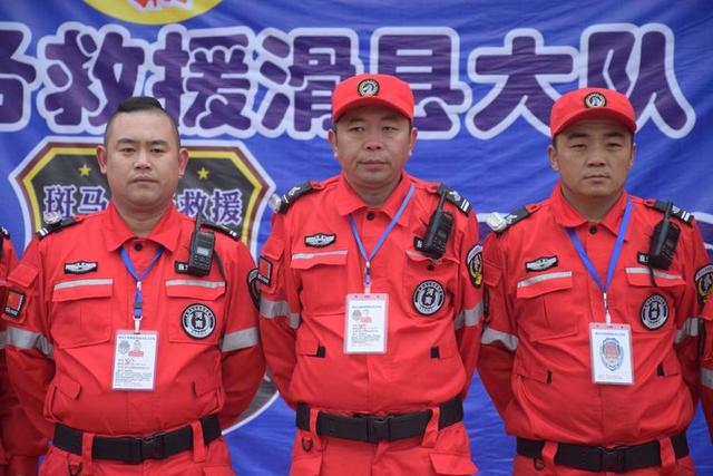 感恩背后默默付出的斑马义务救援队队员,你们辛苦了感恩背后默默付出