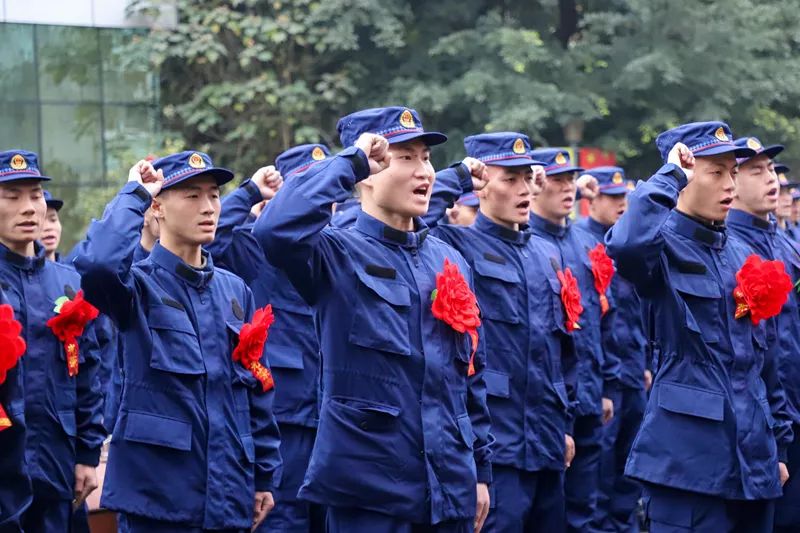 泸州支队举行2019年第二批新入职消防员欢送仪式