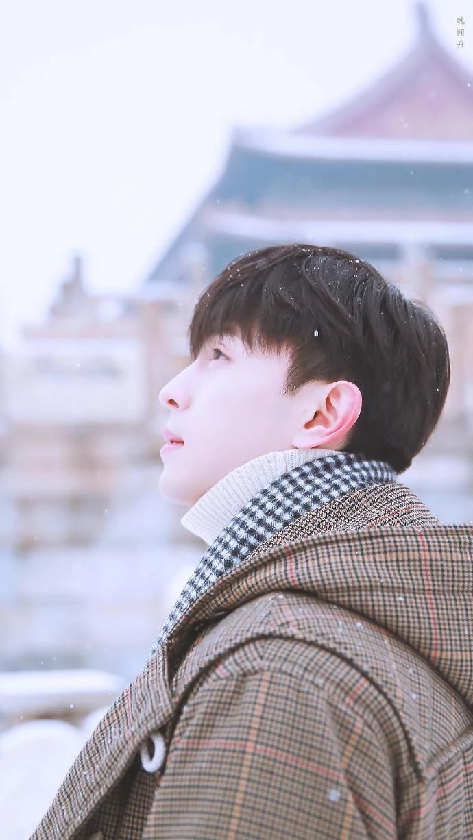 邓伦故宫看雪造型白到发光身穿千鸟格大衣演绎冬日男友风