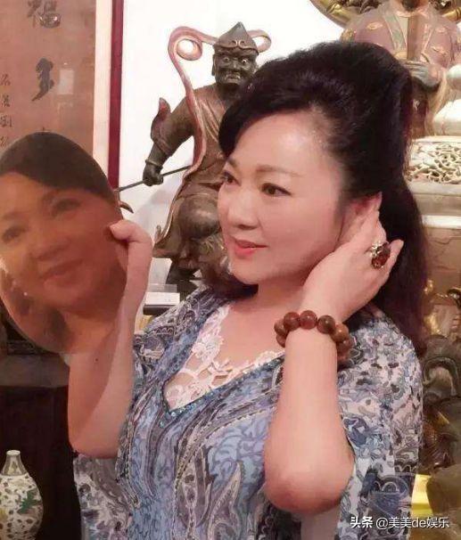 起涨,但因演出纠纷,遭人刺砍臀部,昏倒路旁,幸遇路人周丽虹送医急救