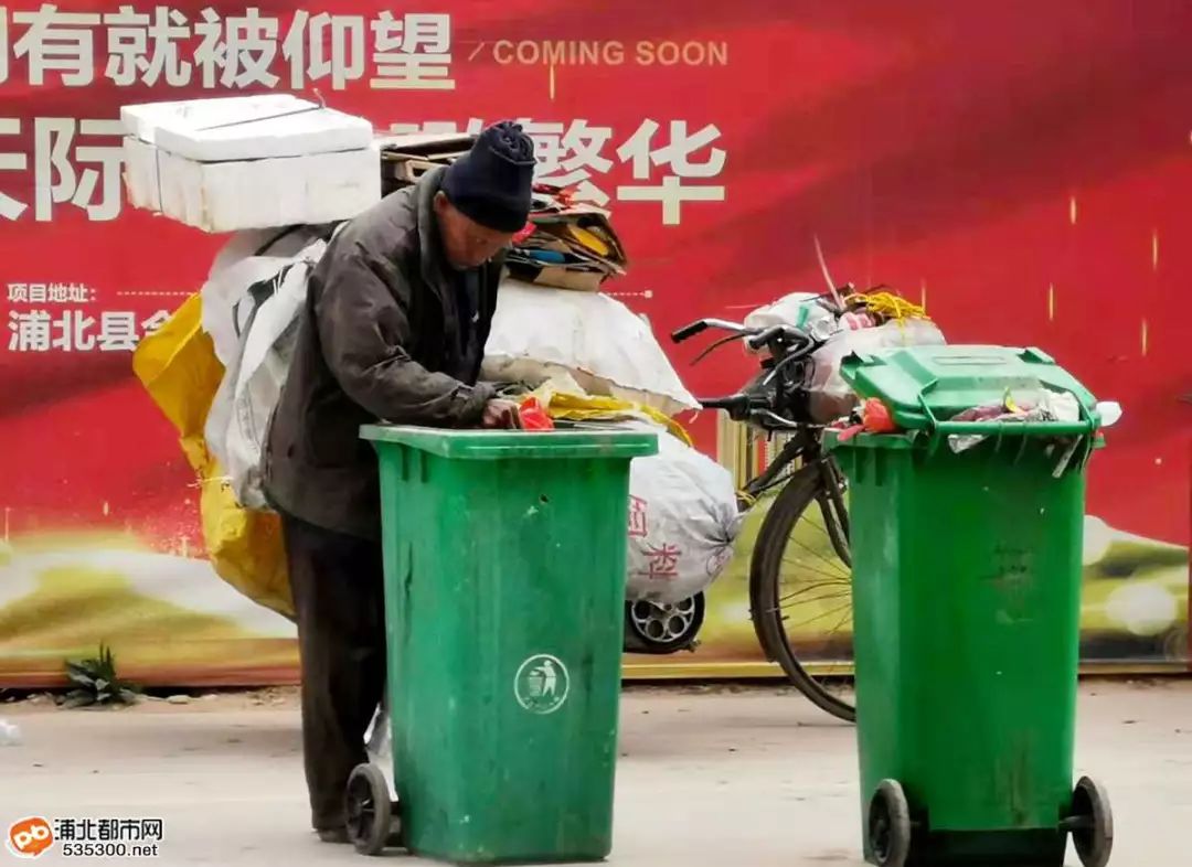 浦北大街上一捡垃圾老人看完太心酸引人深思