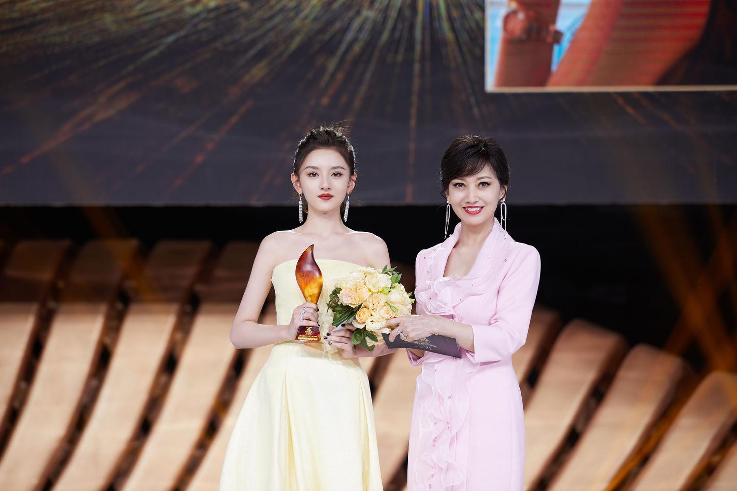 原创年末盛典扎堆,女明星如何出众,可以向催吴磊交作业的她学了