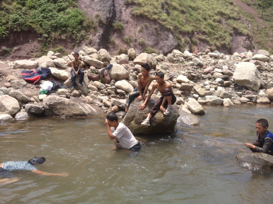 这个幼儿园保留了这种高度的坡好多小孩爬上去以后就排排站着哭日比野