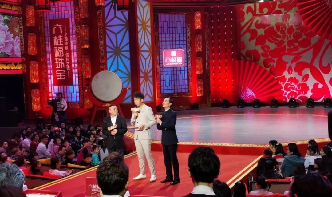 第六季组团儿上春晚由六桂福珠宝冠名播出