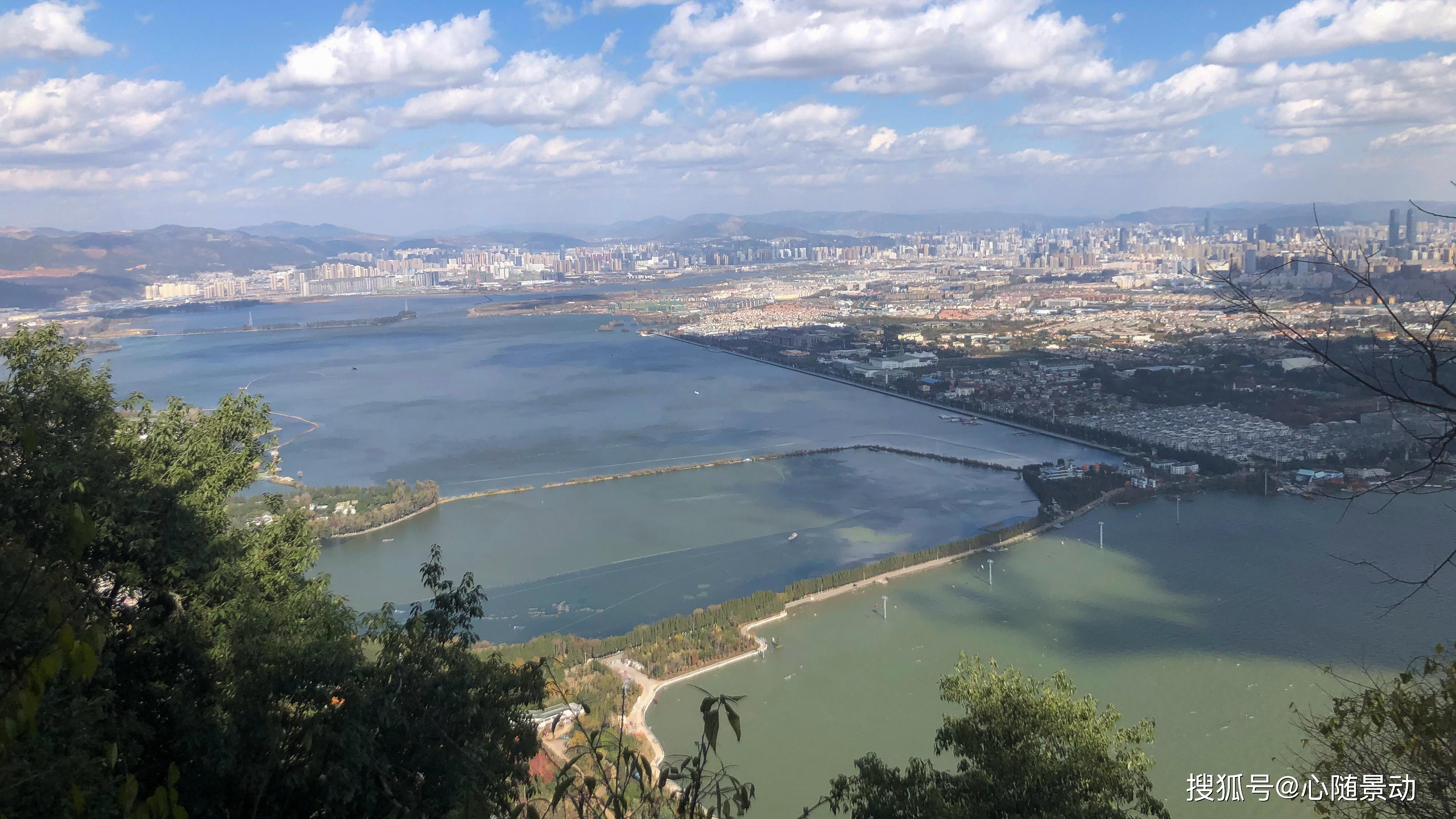 原创实拍昆明滇池大坝红嘴海鸥在游客头顶盘旋被投喂得白白胖胖