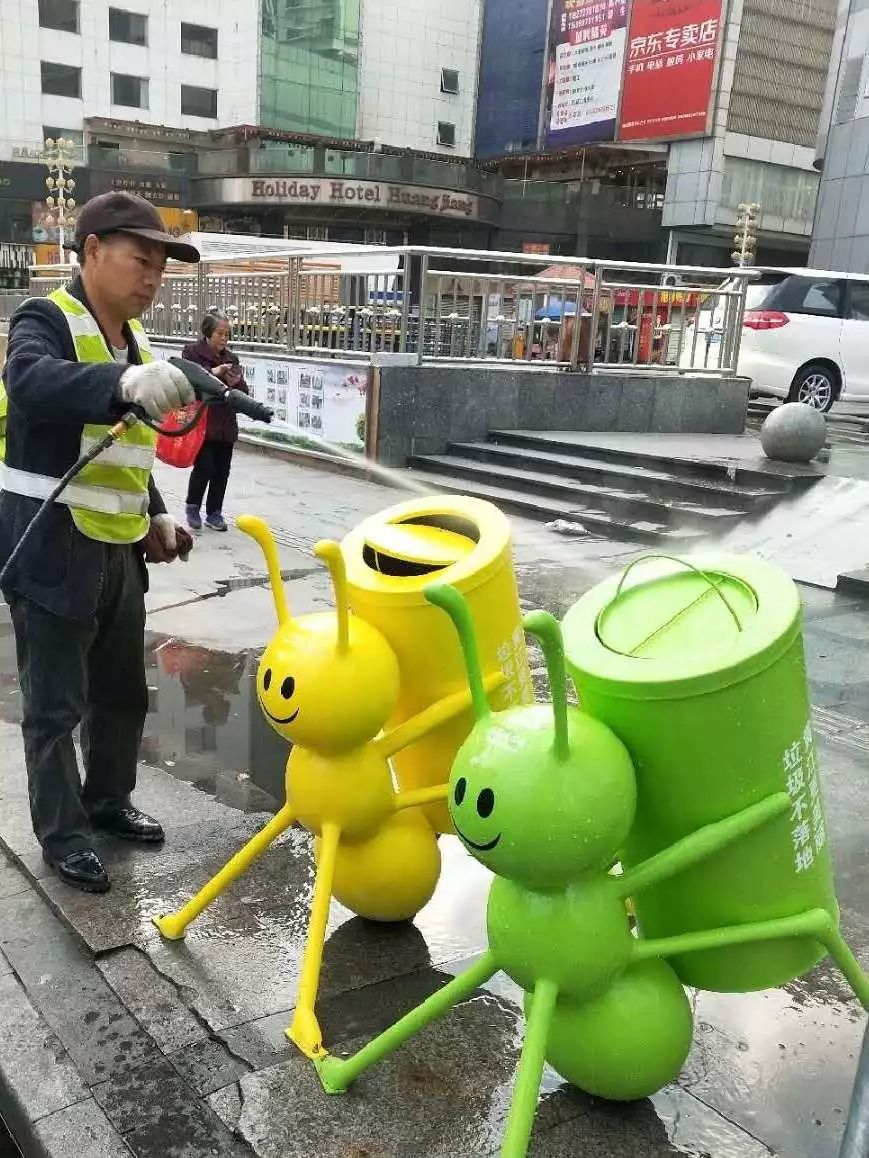 黄江镇在黄江大道嘉荣商场至电信分局路口段共设置40套小蚂蚁分类果皮