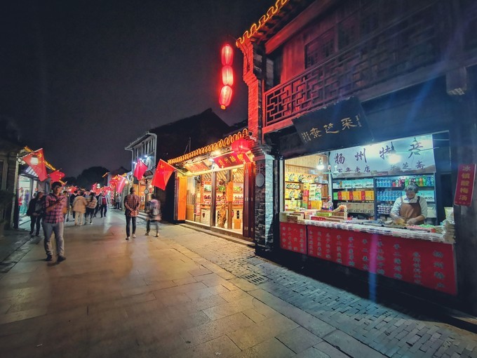 原创古街深巷漫步领略扬州老城的市井风情