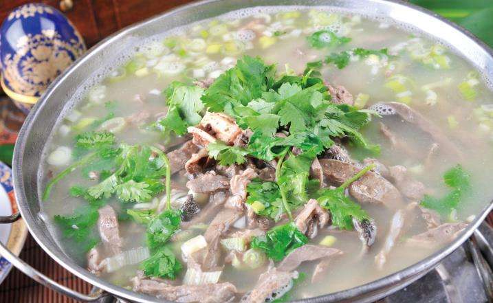 比如说山东省滕州市,在冬至当天就流传着喝羊汤习俗说到饺子,其实还跟