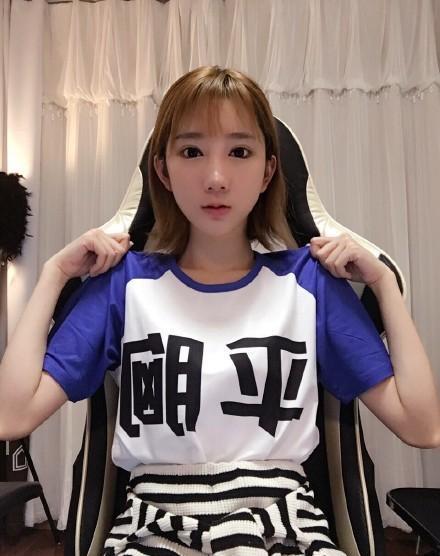 原创lol女主播郭mini复播人气不减:穿t恤自嘲获网友点赞!-大秦号