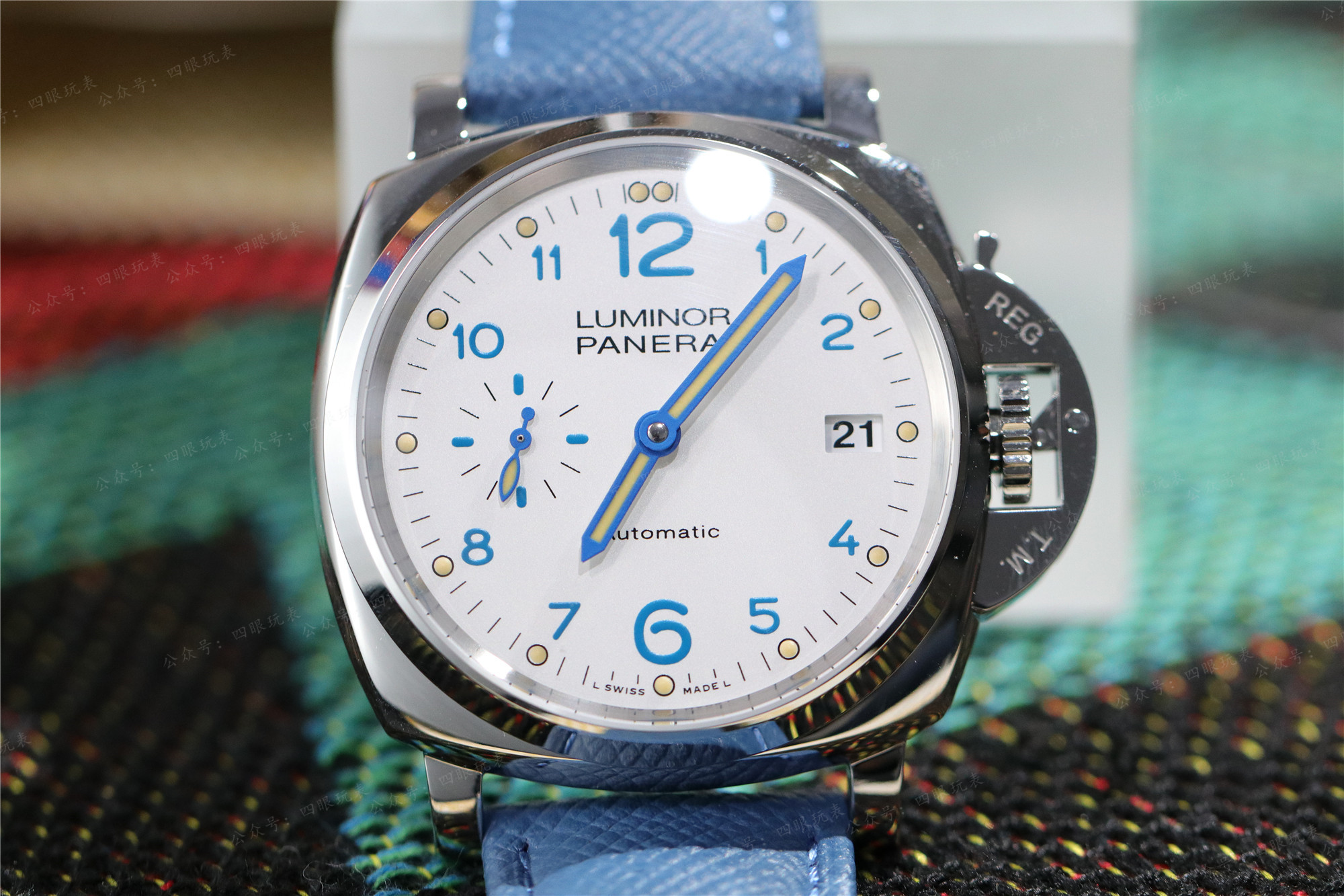 vs沛纳海906在设计中沿袭了以往多项经典,大型枕形表壳,专利表冠护桥