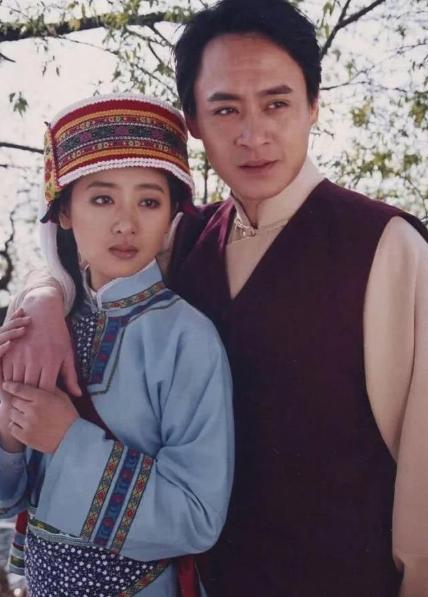 原创杜冰雁二婚嫁小6岁演员丈夫靠卖她嫁妆和名牌包度日今成富婆