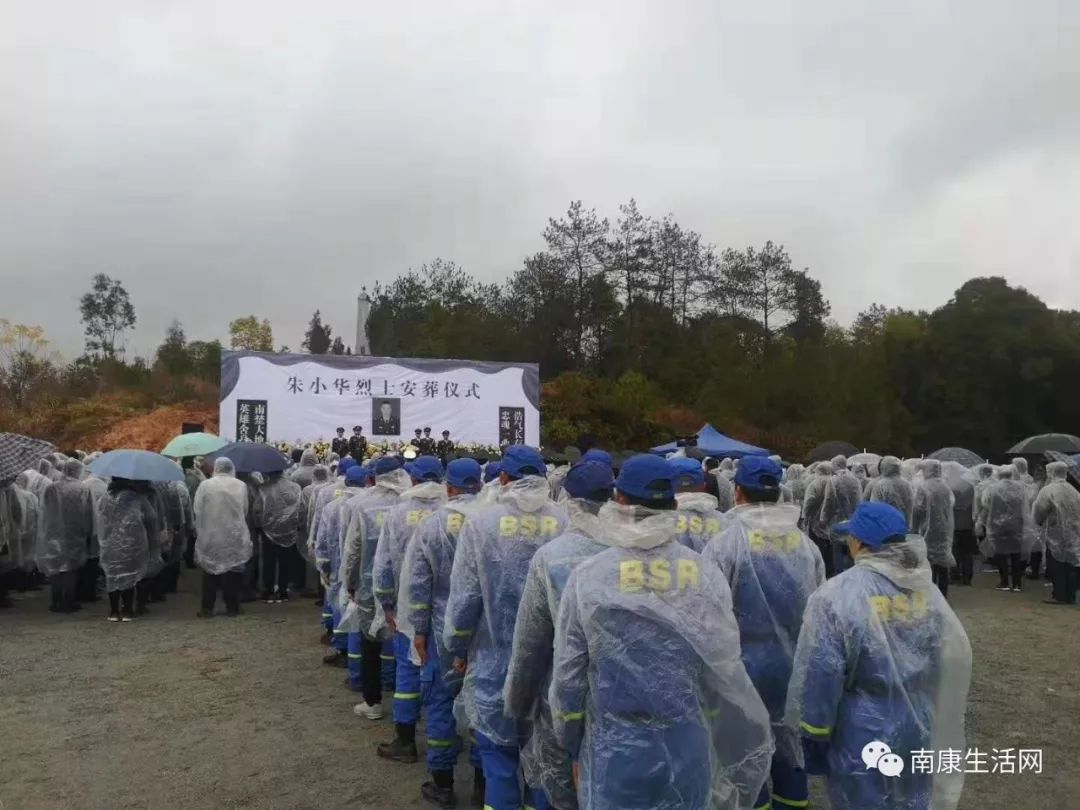 现场一片肃穆 沉痛哀悼逝去的南康英雄朱小华 南康人民迎接英雄回家