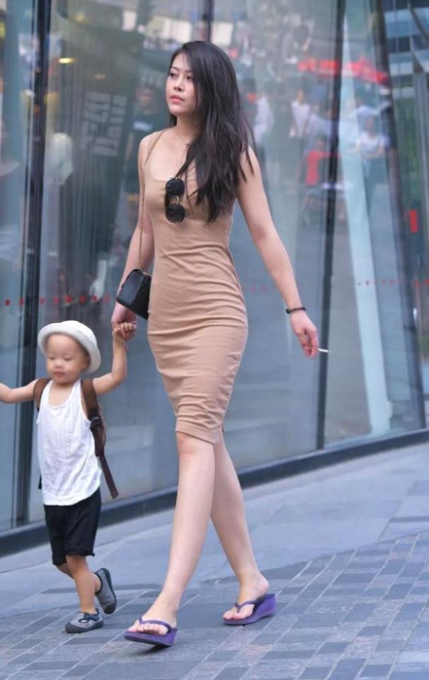 原创丰腴性感颜值很高辣妈就是吸睛