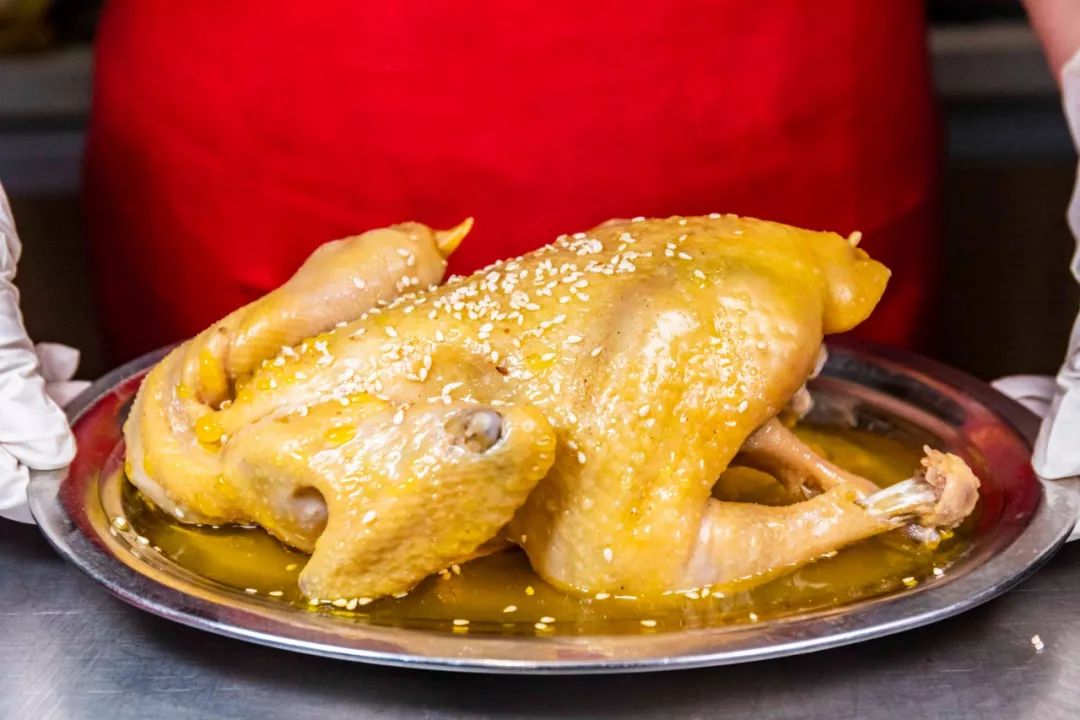 不到5㎡,连桌子也没有!八市口的30年老店,卖起了9.9元的古早味蒸鸡!