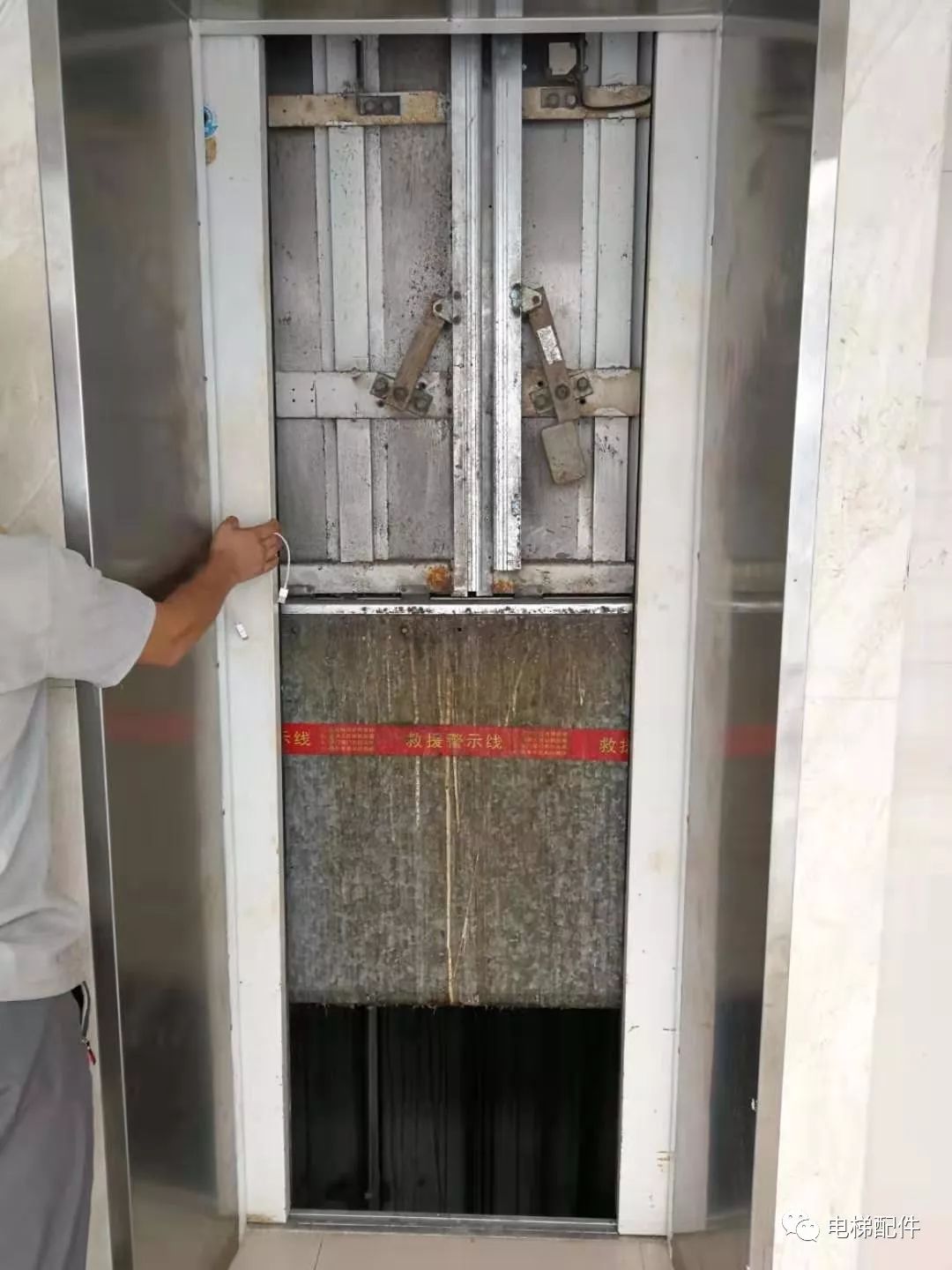 到现场发现电梯顶层冲顶刹车检查发现制动器铁芯卡阻轿顶护栏都撞坏